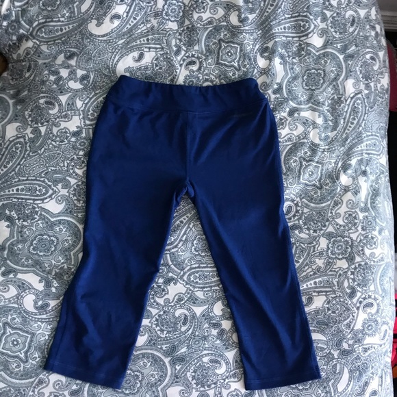 Youth Medium Cropped tights. - Picture 2 of 3